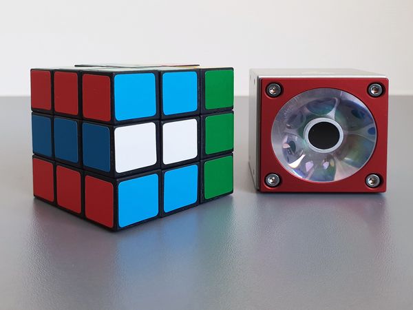 PaintChecker Industrial Cube Sensor Größenvergleich mit Zauberwürfel