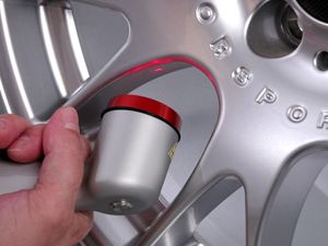 PaintChecker Mobile Gun LED-R misst Schichtdicke einer Felge