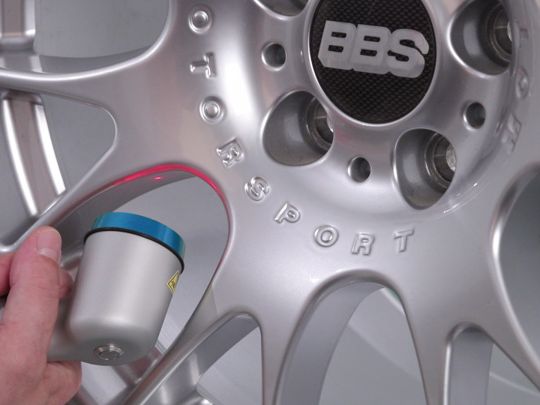 PaintChecker Mobile Gun LED-B misst Schichtdicke einer Felge